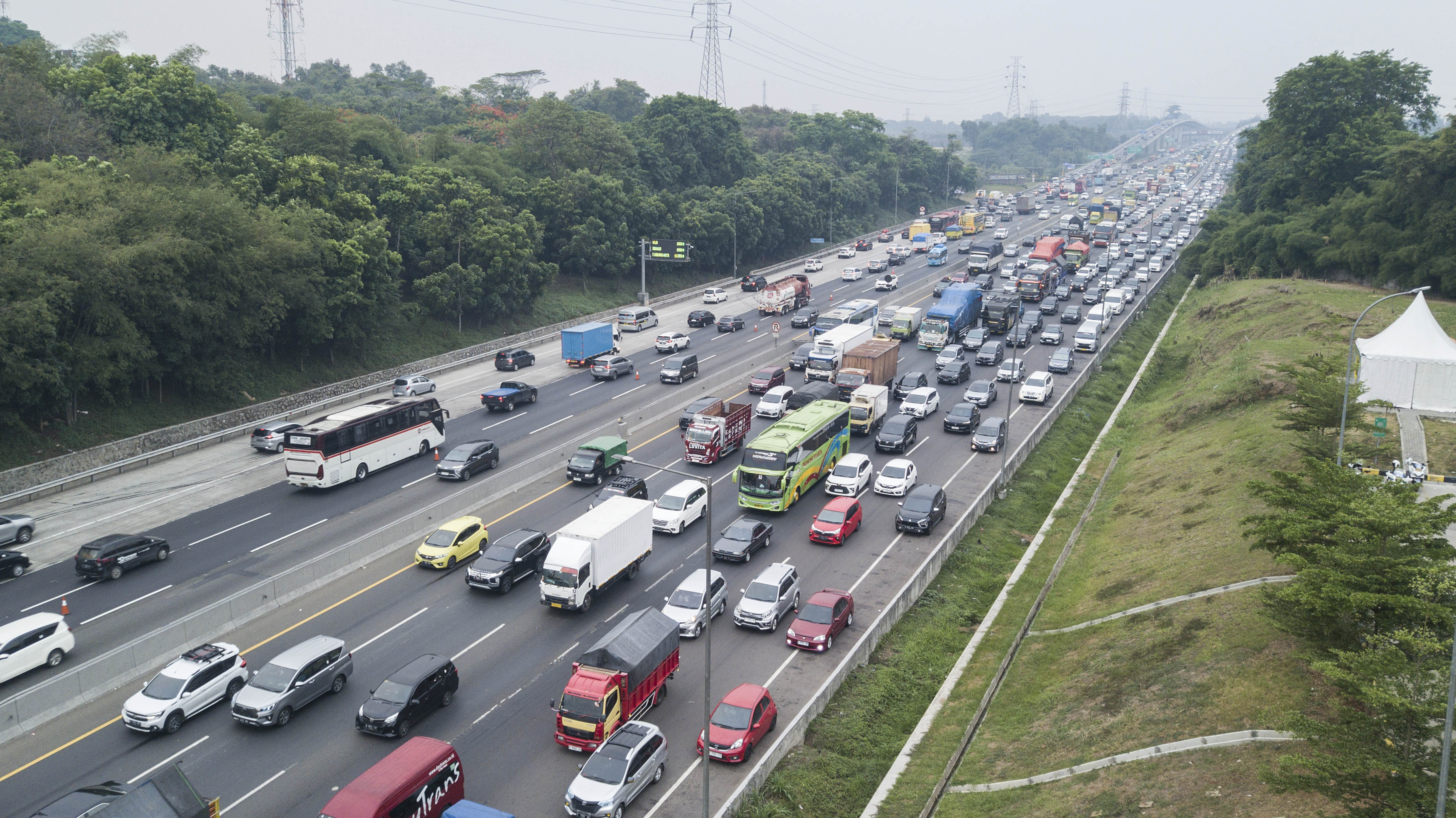 Sejumlah kendaraan pemudik melintas di Jalan Tol Jakarta-Cikampek di Kabupaten Karawang , Jawa Barat, Sabtu (23/12).