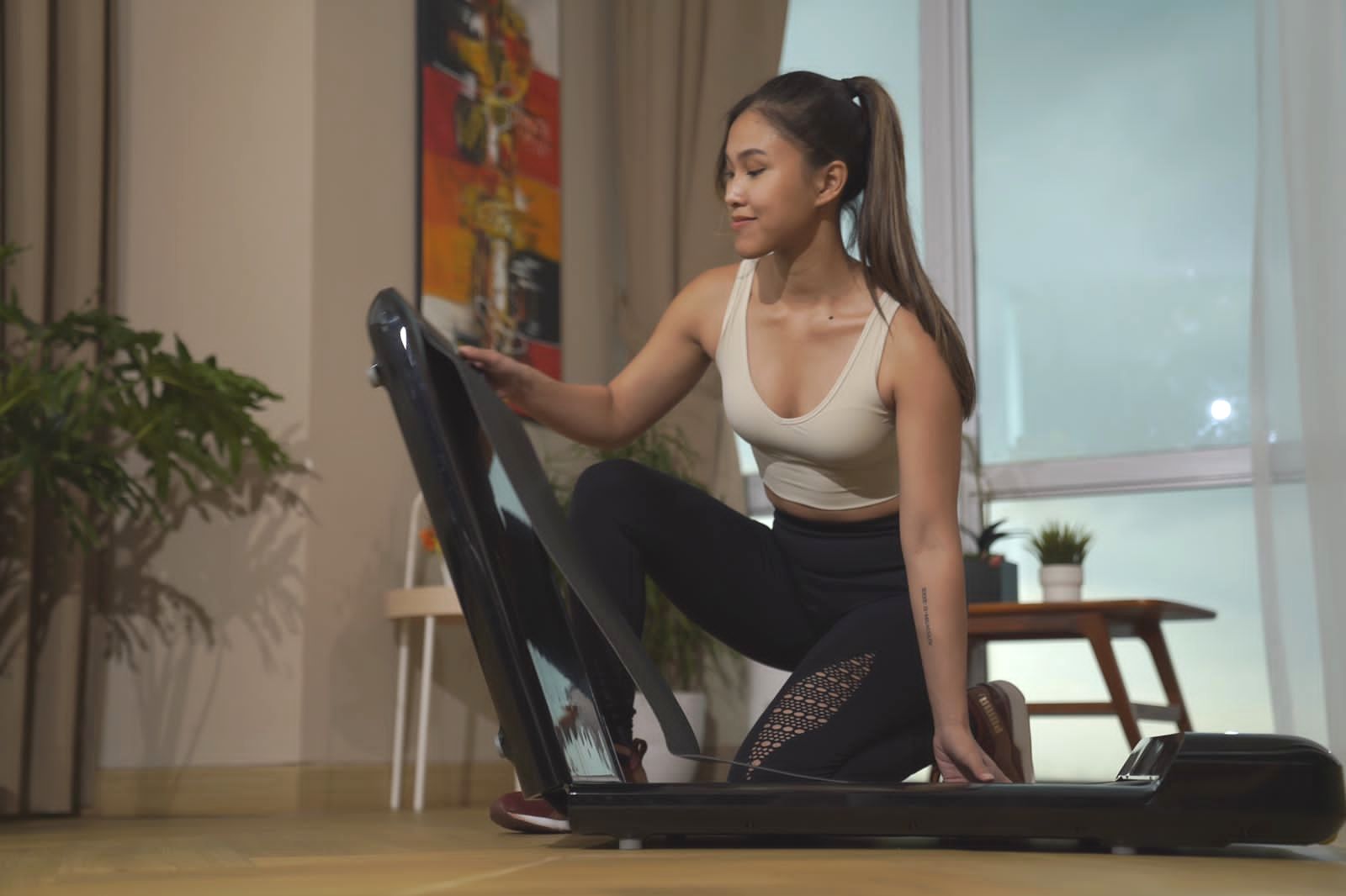 Treadmill memungkinkan Anda berolahraga kapan saja tanpa terikat pada jadwal atau kondisi cuaca tertentu.