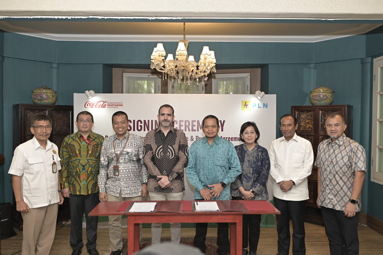 Coca-Cola Europacific Partners Indonesia bekerja sama dengan PT PLN (Persero) dalam penerapan energi baru dan terbarukan (EBT).