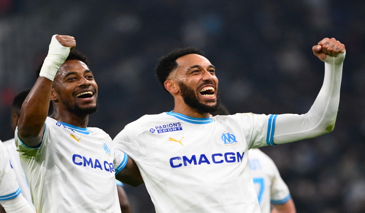 Pemain Marseille Amir Murillo (kiri) dan Pierre Emerick-Aubameyang melakukan selebrasi usai mencetak gol ke gawang Clermont di laga Ligue 1.