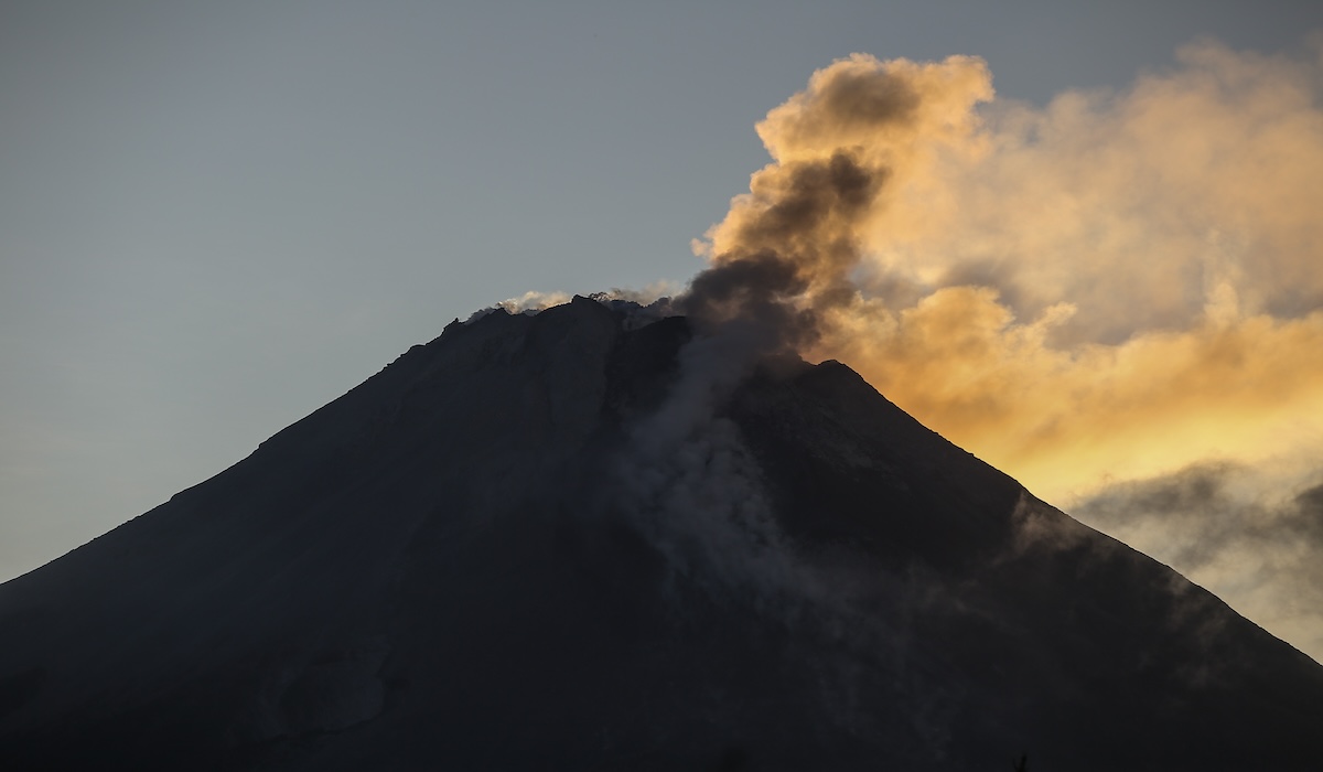 Gunung Merapi mengeluarkan Asap Solfatara