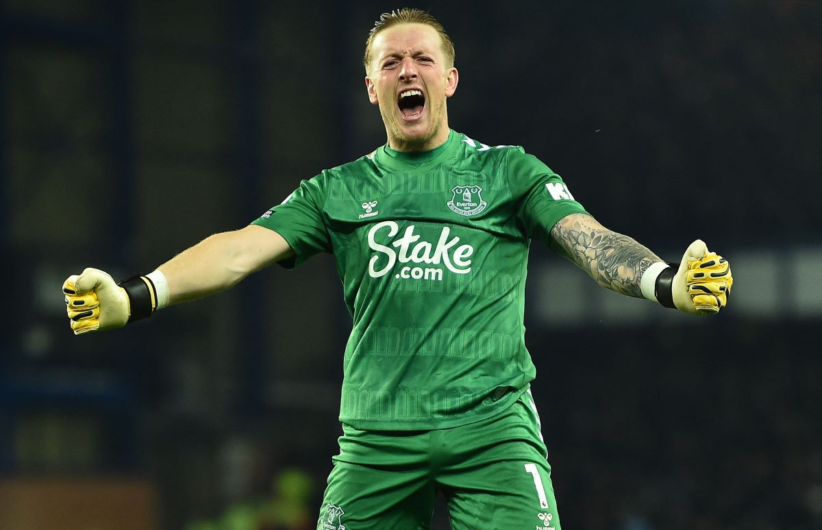 Kiper Everton Jordan Pickford merayakan kemenangan atas Newcastle.