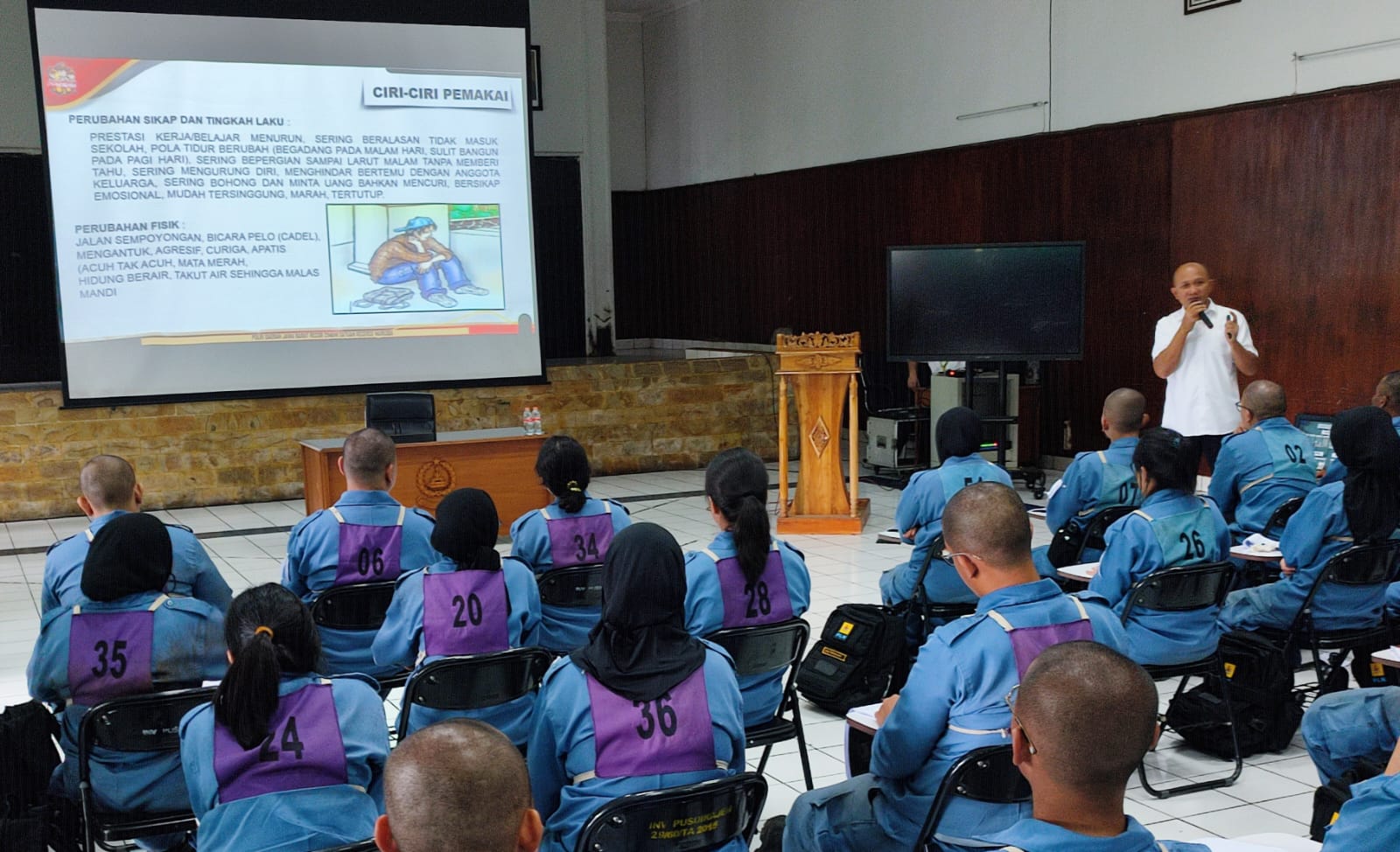 Kasat Narkoba Polres Cimahi, Ajun Komisaris Tanwin Nopiansah memberikan pemahaman bahaya narkotika kepada puluhan pegawai PLN