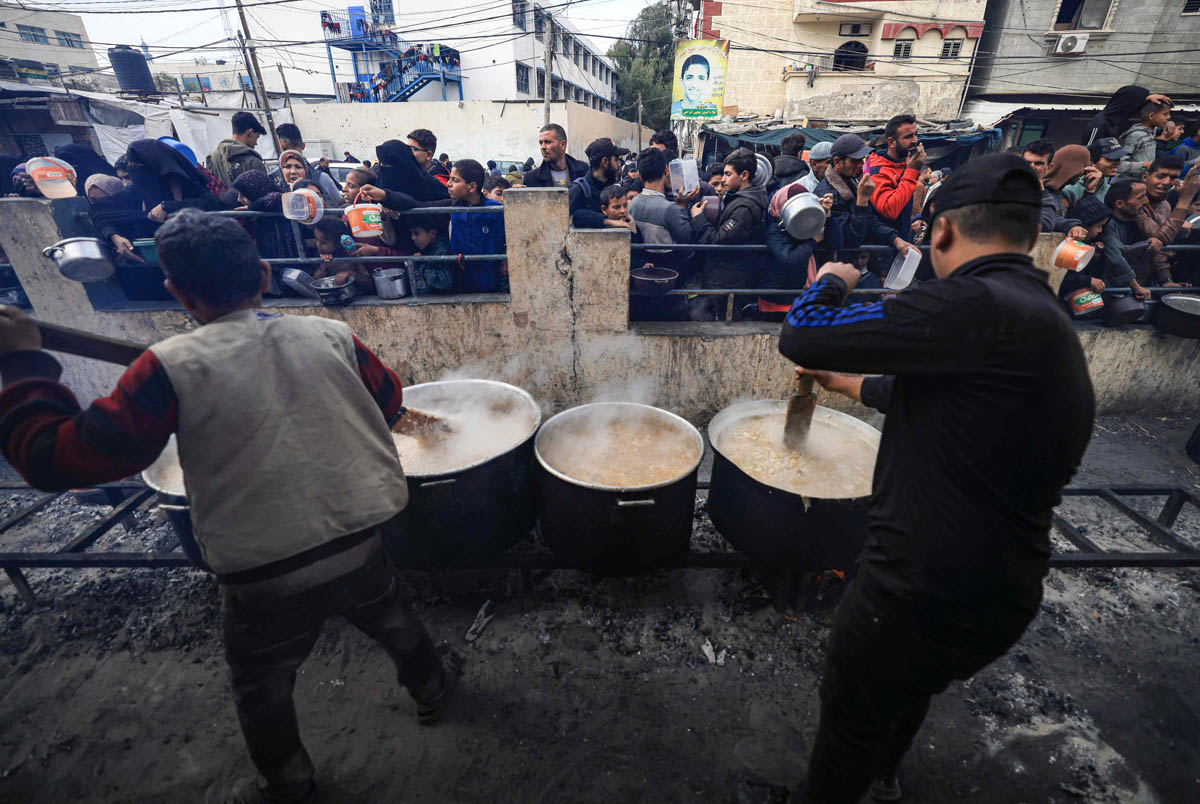 Gaza terancam bencana kelaparan. Banyak warga yang berdesak di Rafah untuk mendapatkan makanan yang dimasak para sukarelawan.