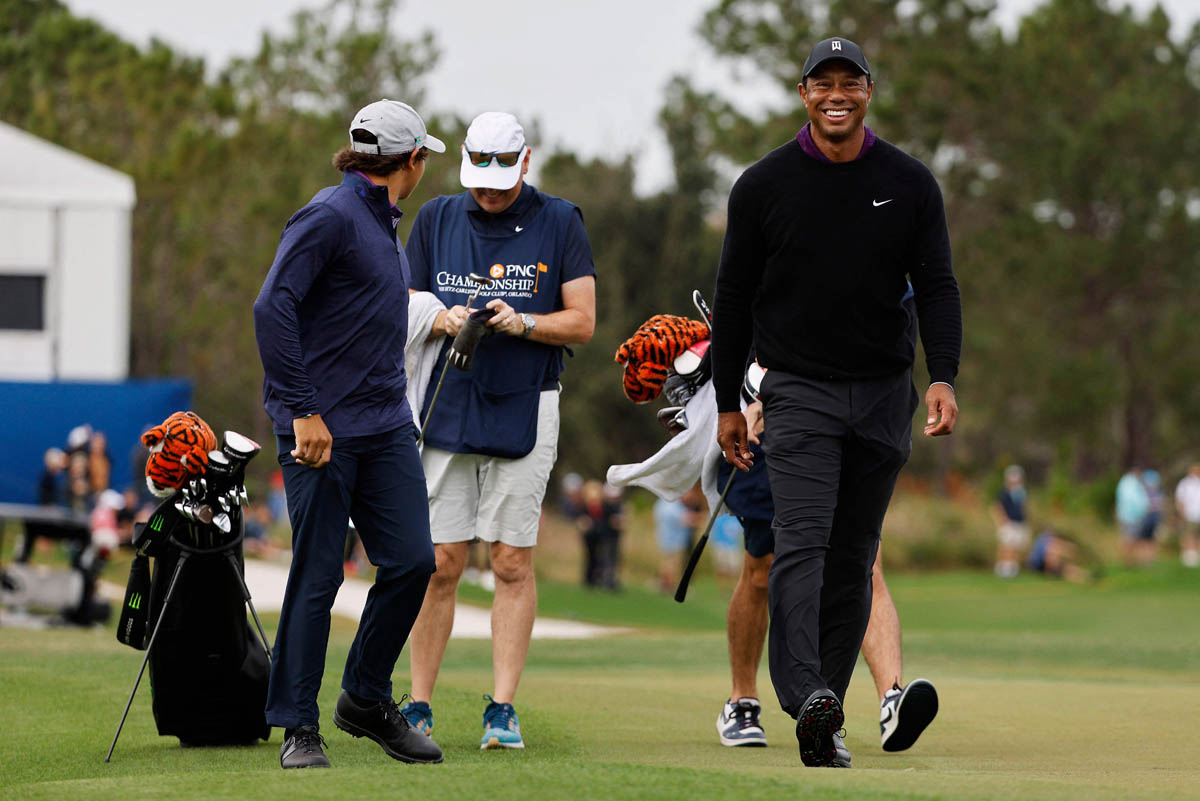 Pegolf Tiger Woods tampil bugar di putaran Pro am di PNC Championship, setelah kecelakaan yang dialaminya pada 2021.