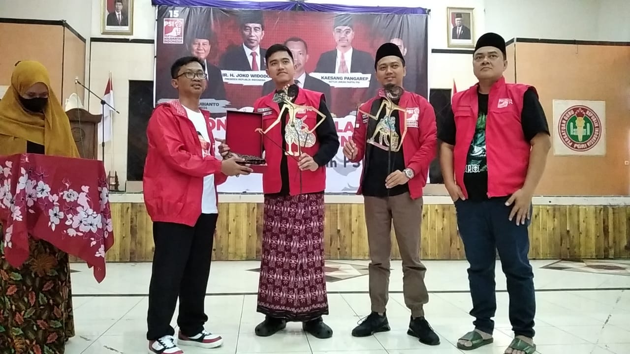 Ketua Umum Kaesang Pangarep bersalam caleg PSI Muhammad Sholeh (kiri)