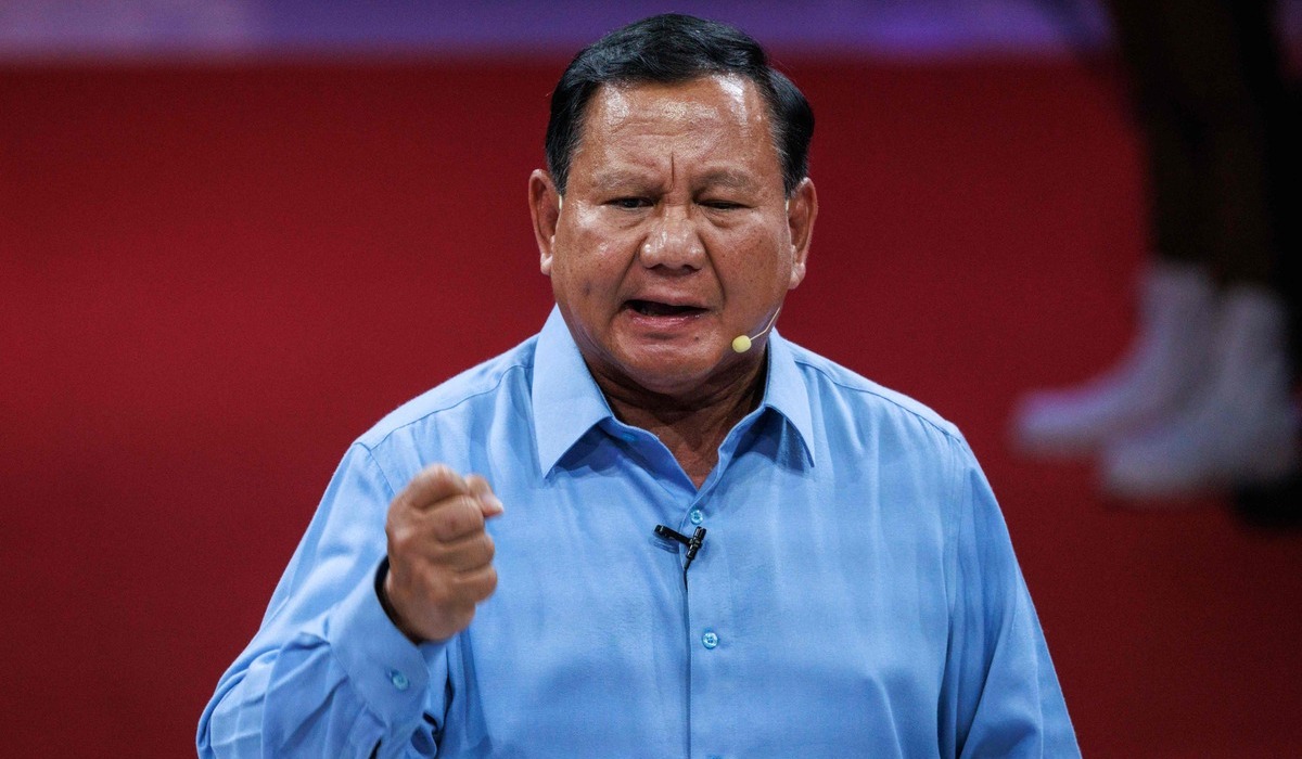 Capres Prabowo Subianto dalam debat capres, 12 Desember 2023.