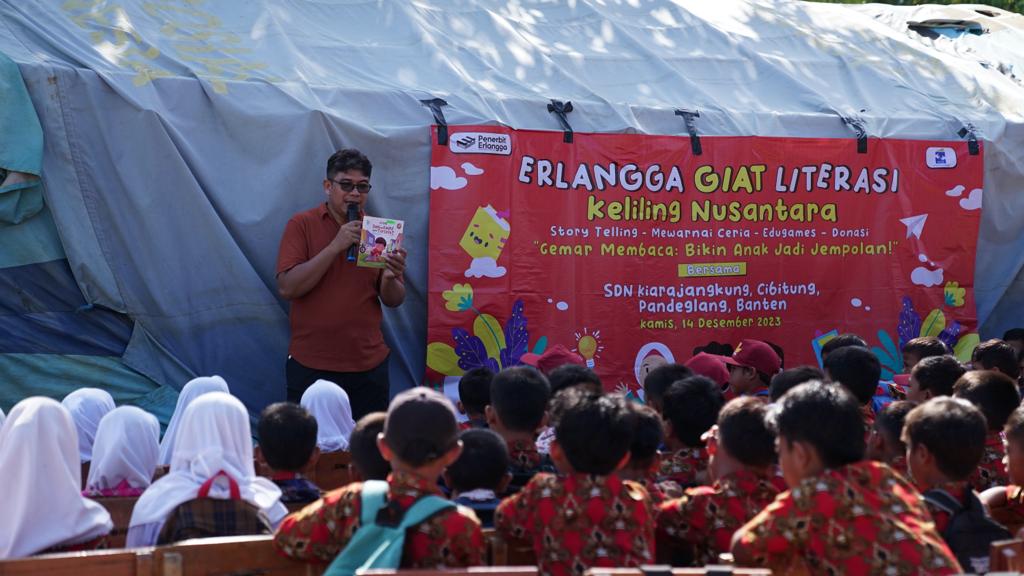 Program Erlangga Giat Literasi Keliling Nusantara  di SDN Kiarajangkung, Cibitung, Pandeglang, Banten.