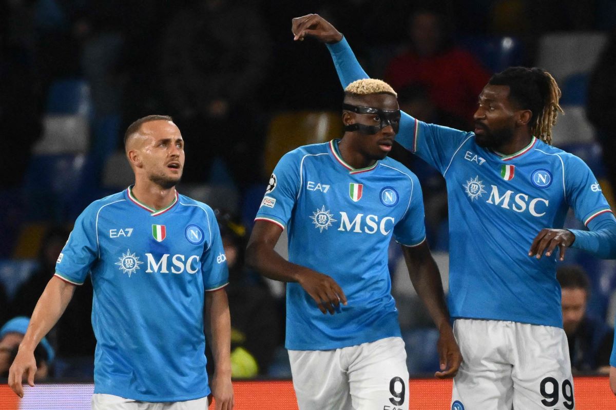 Para pemain Napoli berselebrasi usai Osimhen mencetak gol.