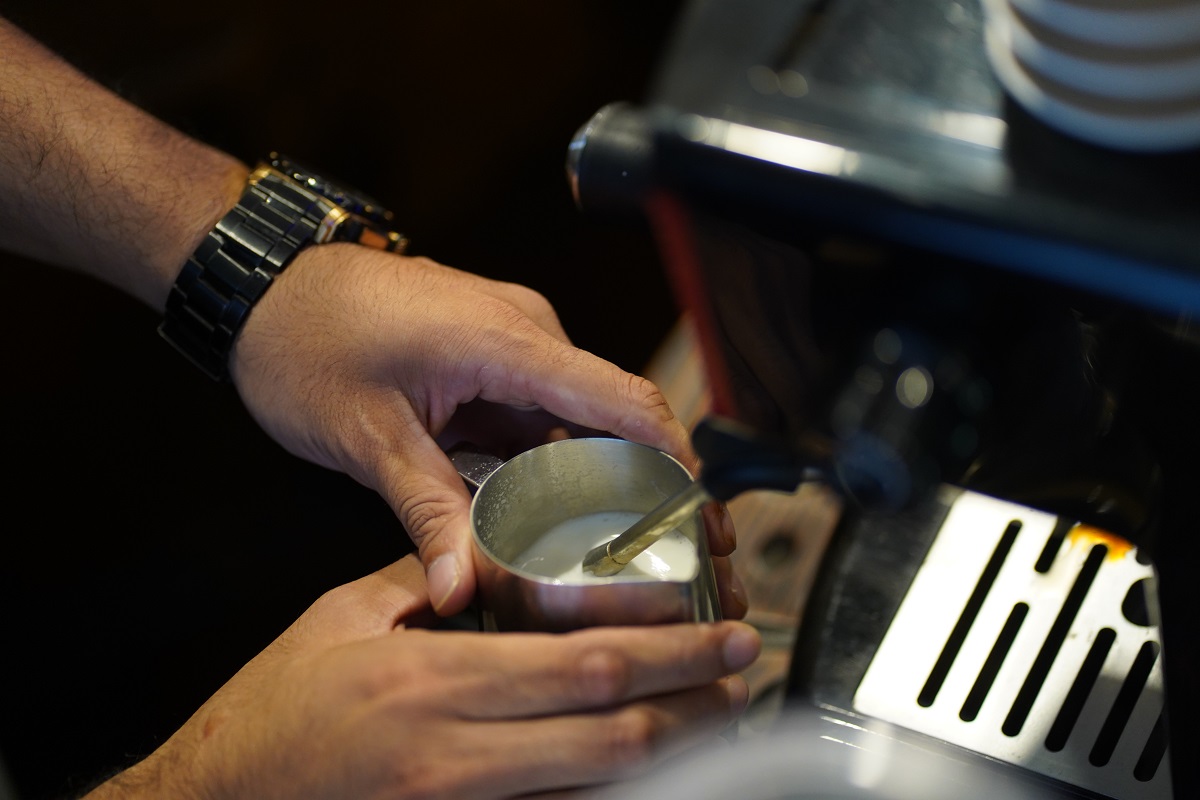 Ilustrasi: Kopi Difabis, Kopi Buatan Barista Difabel. Difabis memperkerjakan para penyandang disabilitas dari Difabel Baznas