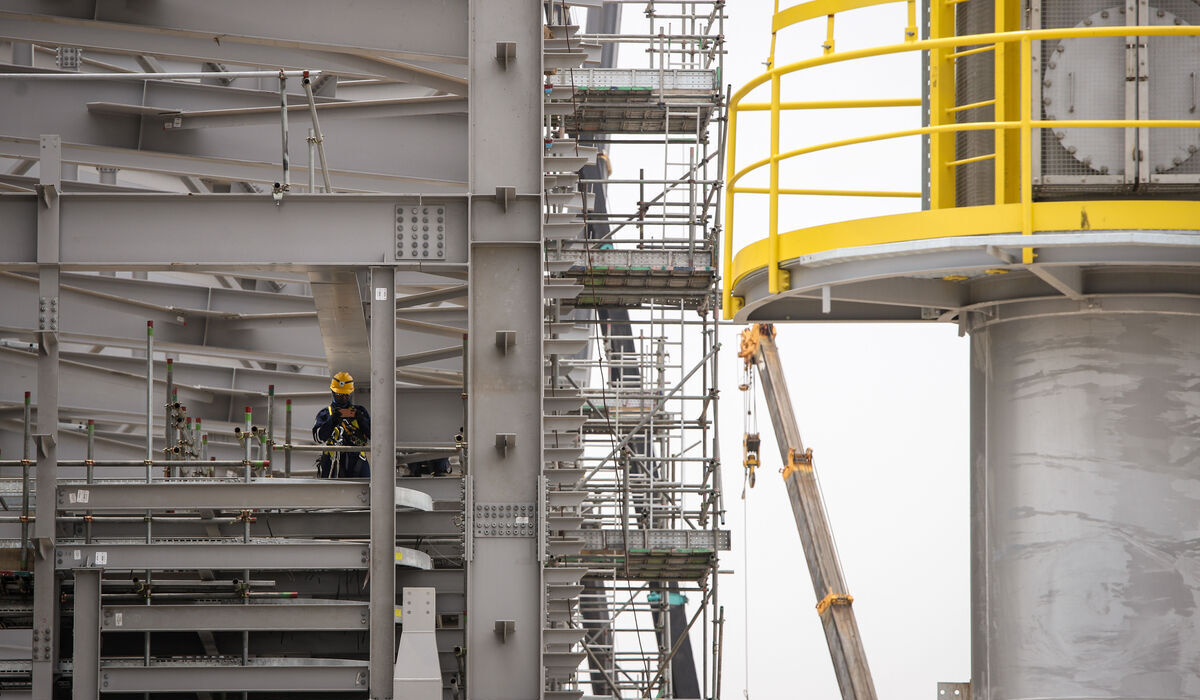 Pekerja menyelesaikan pembangunan proyek Smelter Freeport di Gresik.
