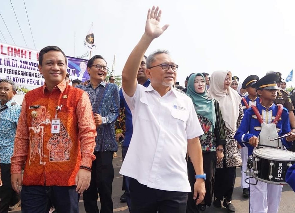 Menteri Perdagangan Zulkifli Hasan didampingi Wali Kota Pekalongan Achmad Afzan Aslan Djunaid