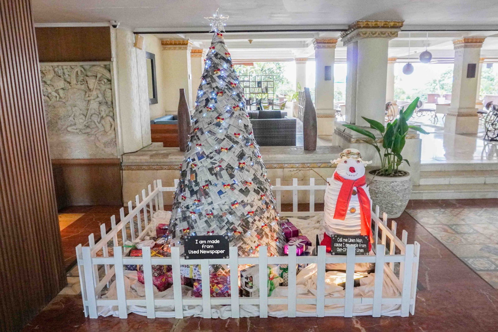 Hotel Nikko Bali Benoa Beach menghiasi lobinya dengan pohon Natal berbahan daur ulang yang ramah lingkungan.