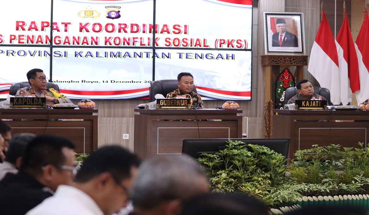 Kapolda Kalteng Irjen Djoko Poerwanto (kiri) memimpin Rakor Satgas Penanganan Konflik Sosial bersama Forkopimda Provinsi Kalteng.