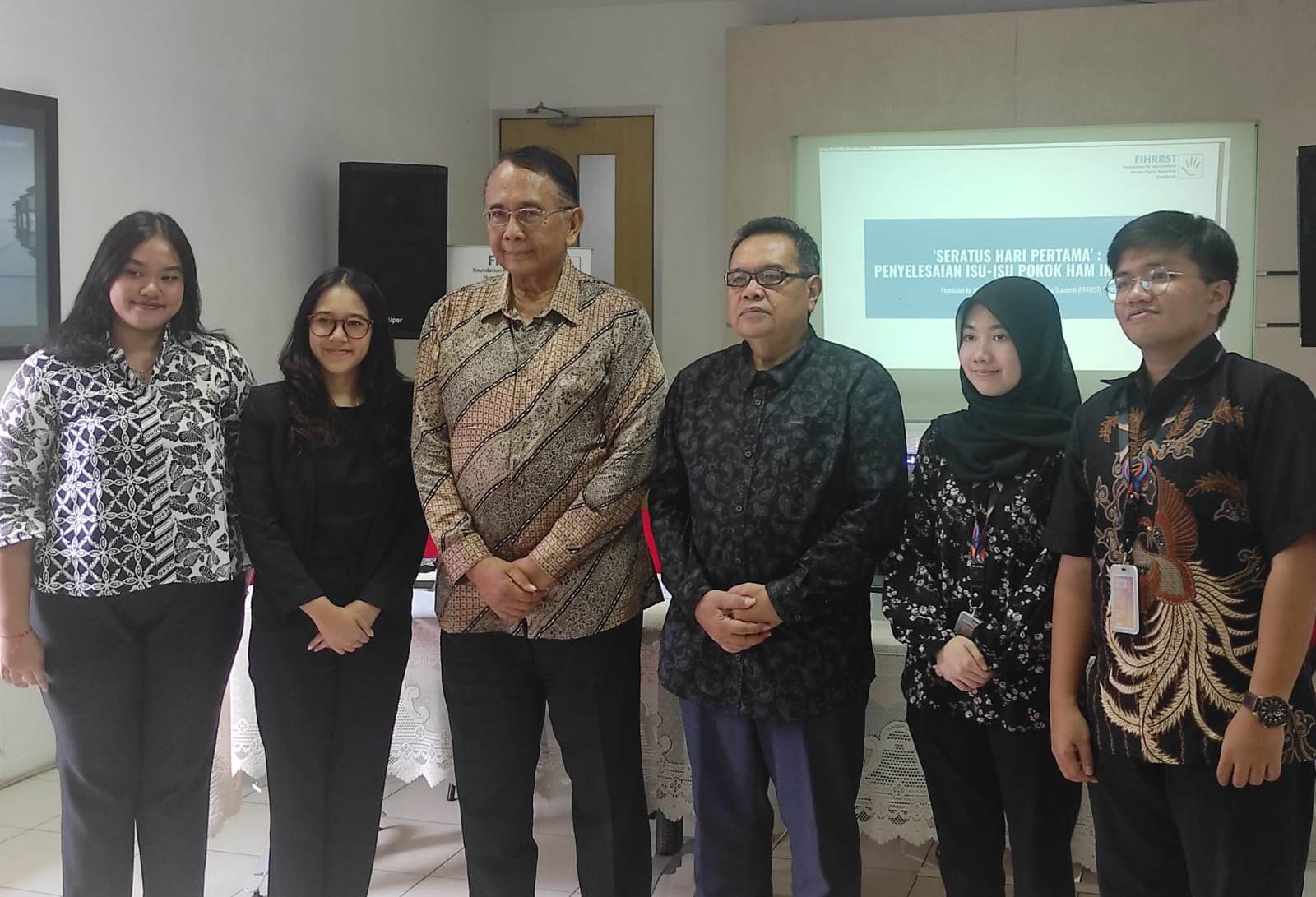 Salah satu pendiri FIHRRST, Makarim Wibisono (ketiga dari kiri), didampingi Direktur Operasi FIHRRST Ali Rahmadi (ketiga dari kanan).