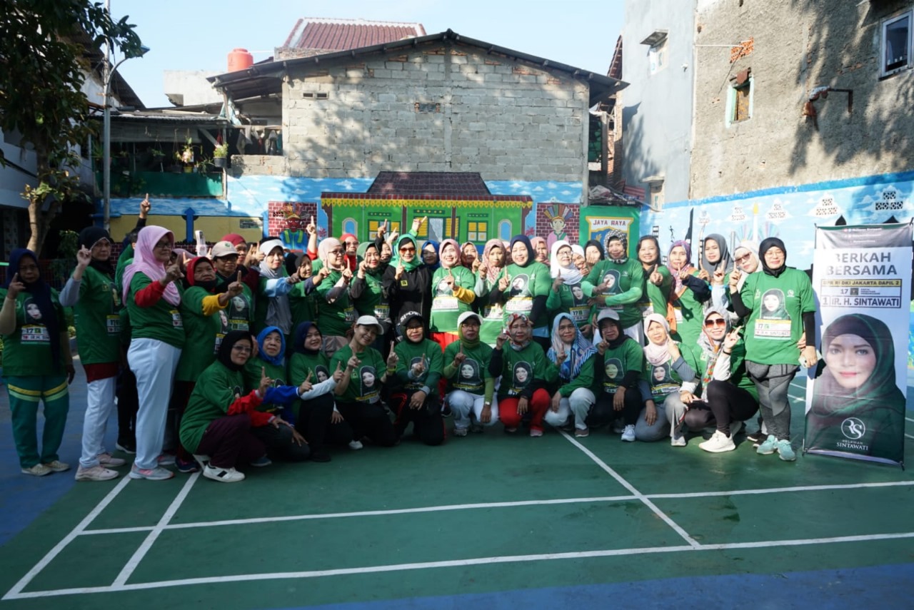 Caleg dari PPP, Ir. H. Sintawati, menggelar kegiatan senam dan dialog di Kelurahan Kalibata, Jakarta Selatan.
