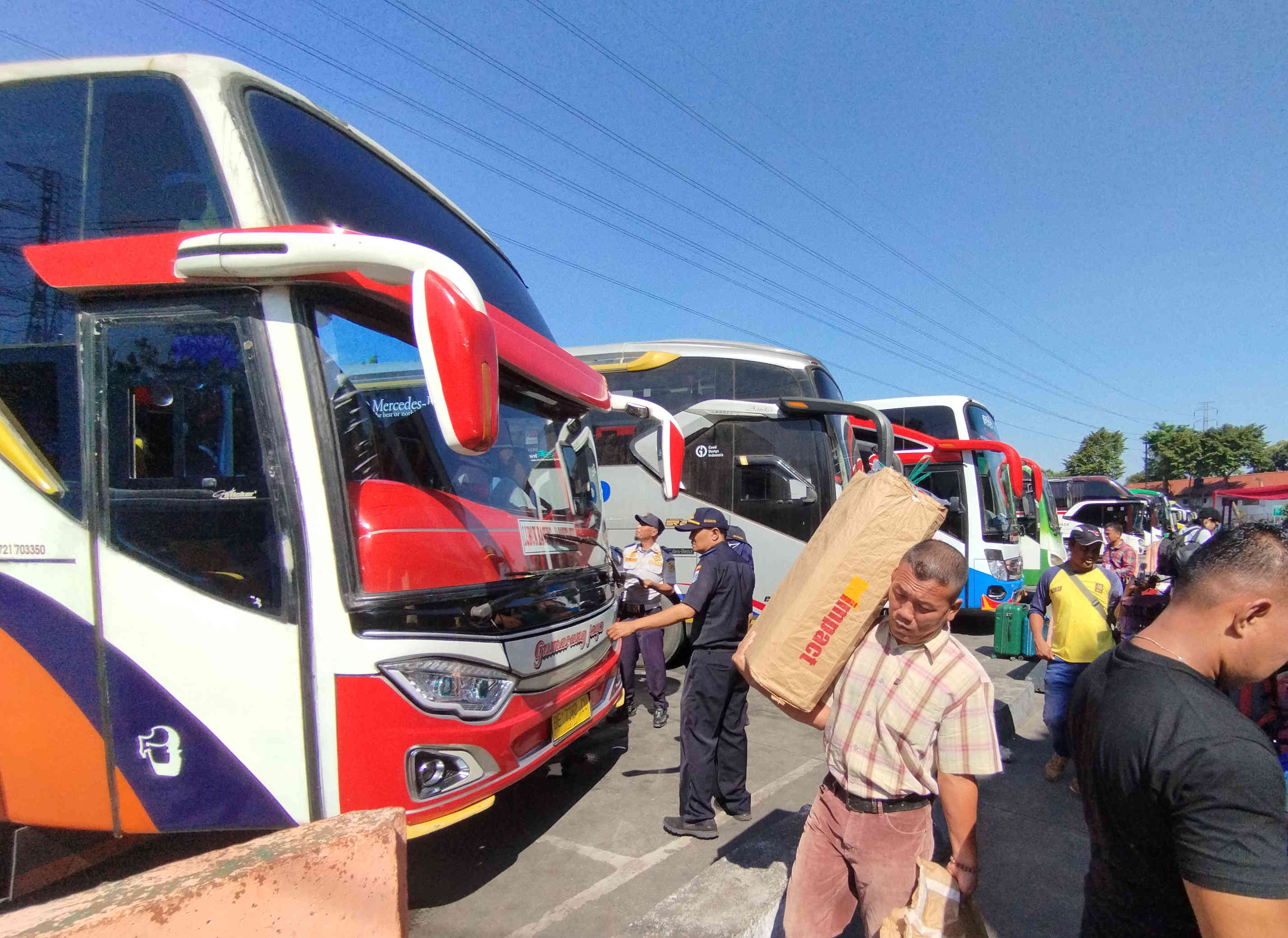 Suasana di terminal bus menjelang libur Natal dan Tahun Baru.