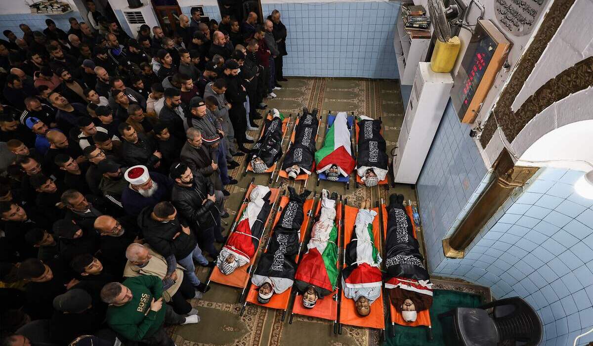 Warga Palestina di Tepi Barat melakukan salat jenazah. Sejak 7 Oktober, serangan Israel di Tepi Barat semakin masif.