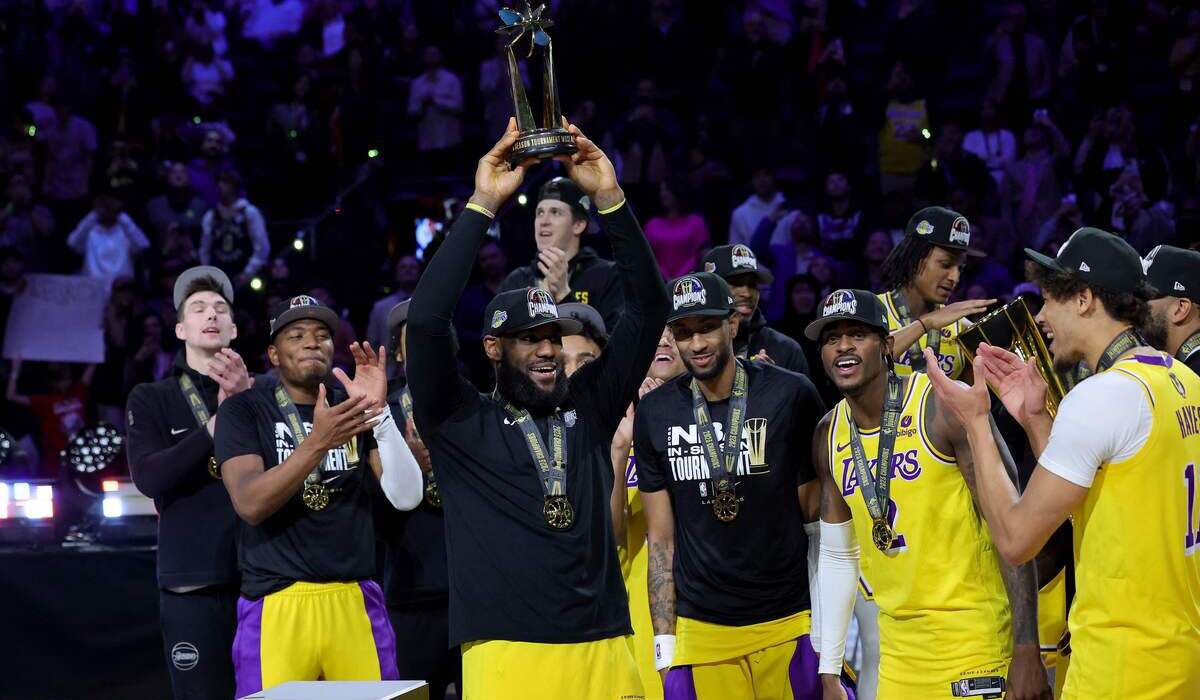 Pemain Los Angeles Lakers, LeBron James, dan rekan setimnya setelah memenangkan piala NBA.