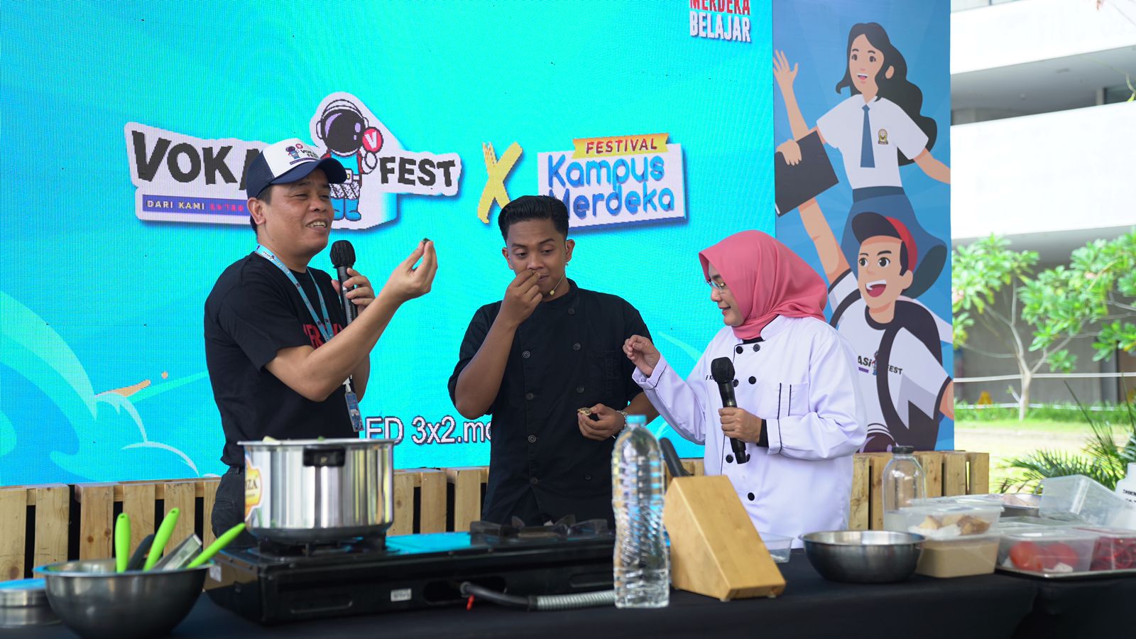 Dirjen Pendidikan Vokasi Kiki Yuliati (kanan) terlibat dalam demo memasak di ajang Vokasifest x Festival Kampus Merdeka.