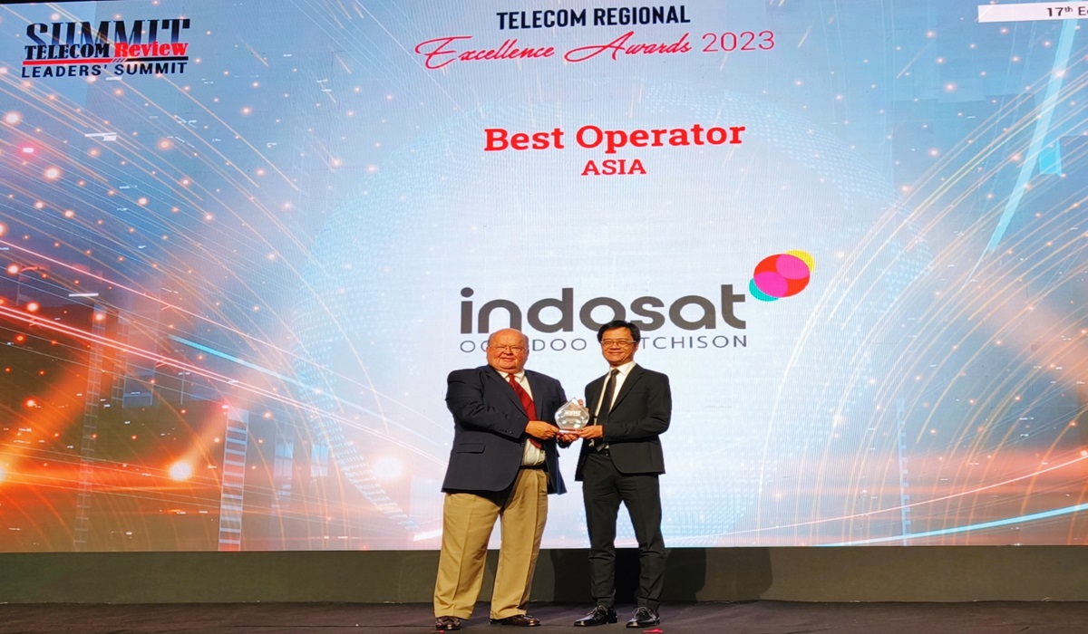 Penyerahan penghargaan Best Asian Operator dari  Telecom Review Excellence Awards kepada Indosat.