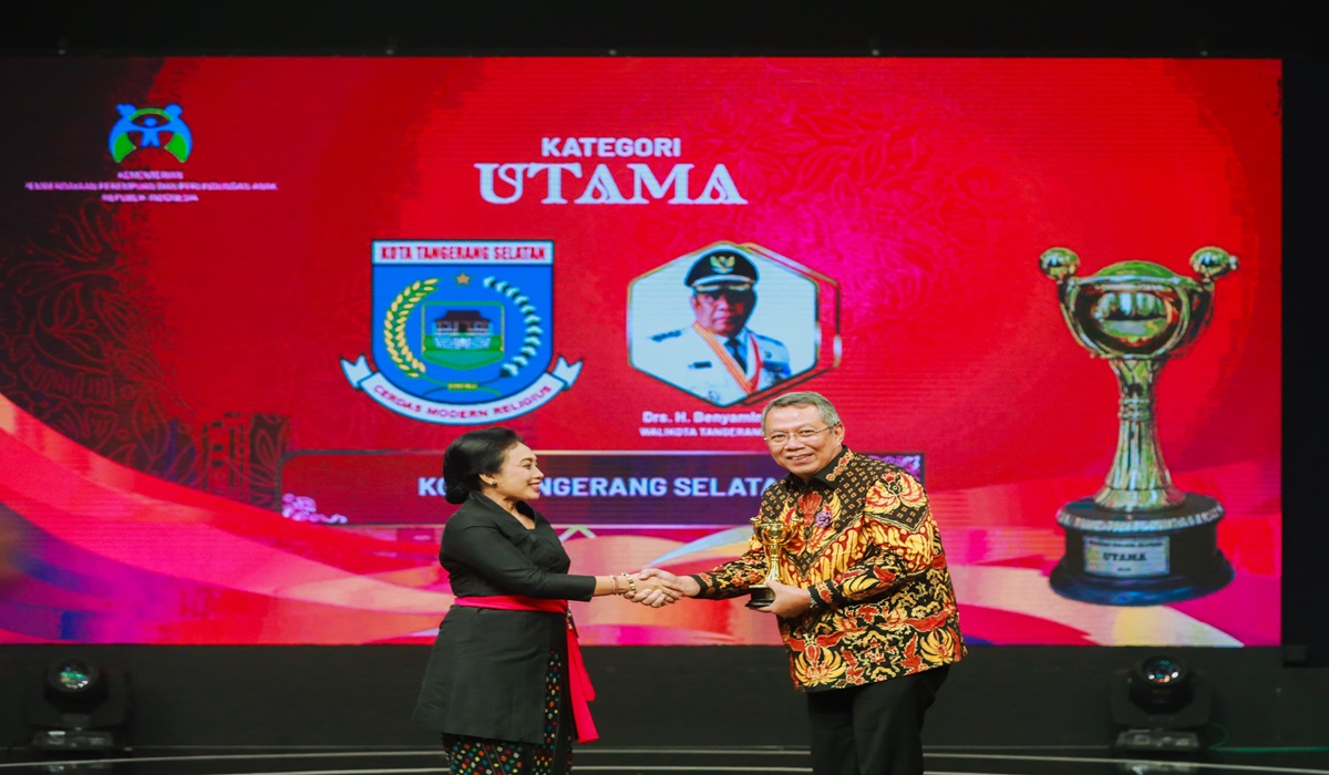 Wali Kota Tangsel Benyamin Davnie (kanan) menerima penghargaan APE dari Menteri PPPA Bintang Puspayoga