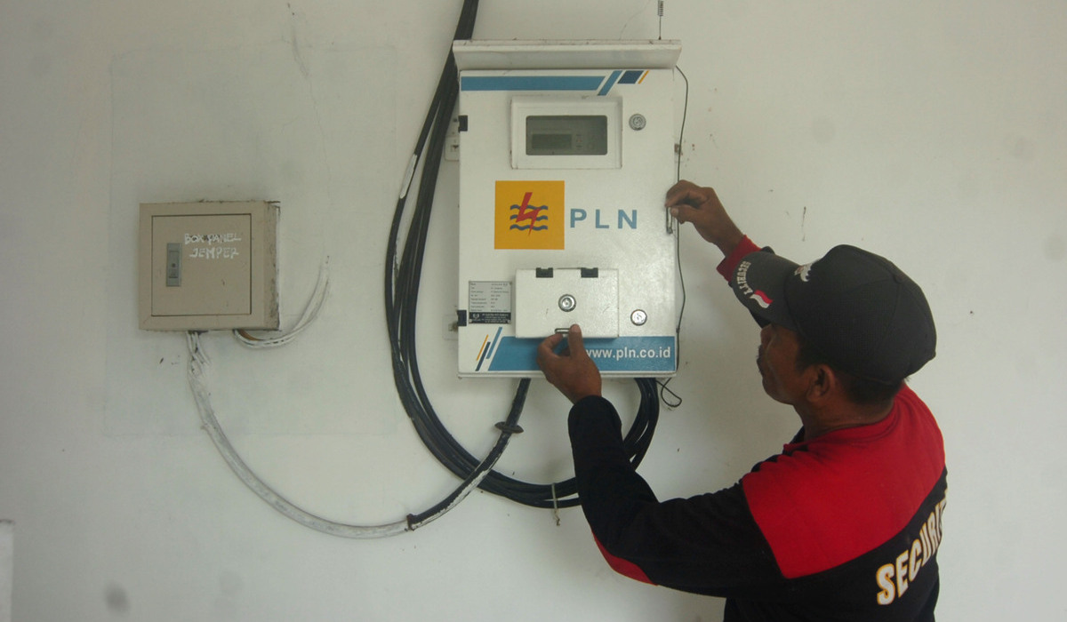 Seorang petugas memeriksa box panel listrik di Rumah Susun Sewa (Rusunawa) Tegal, Jawa Tengah.
