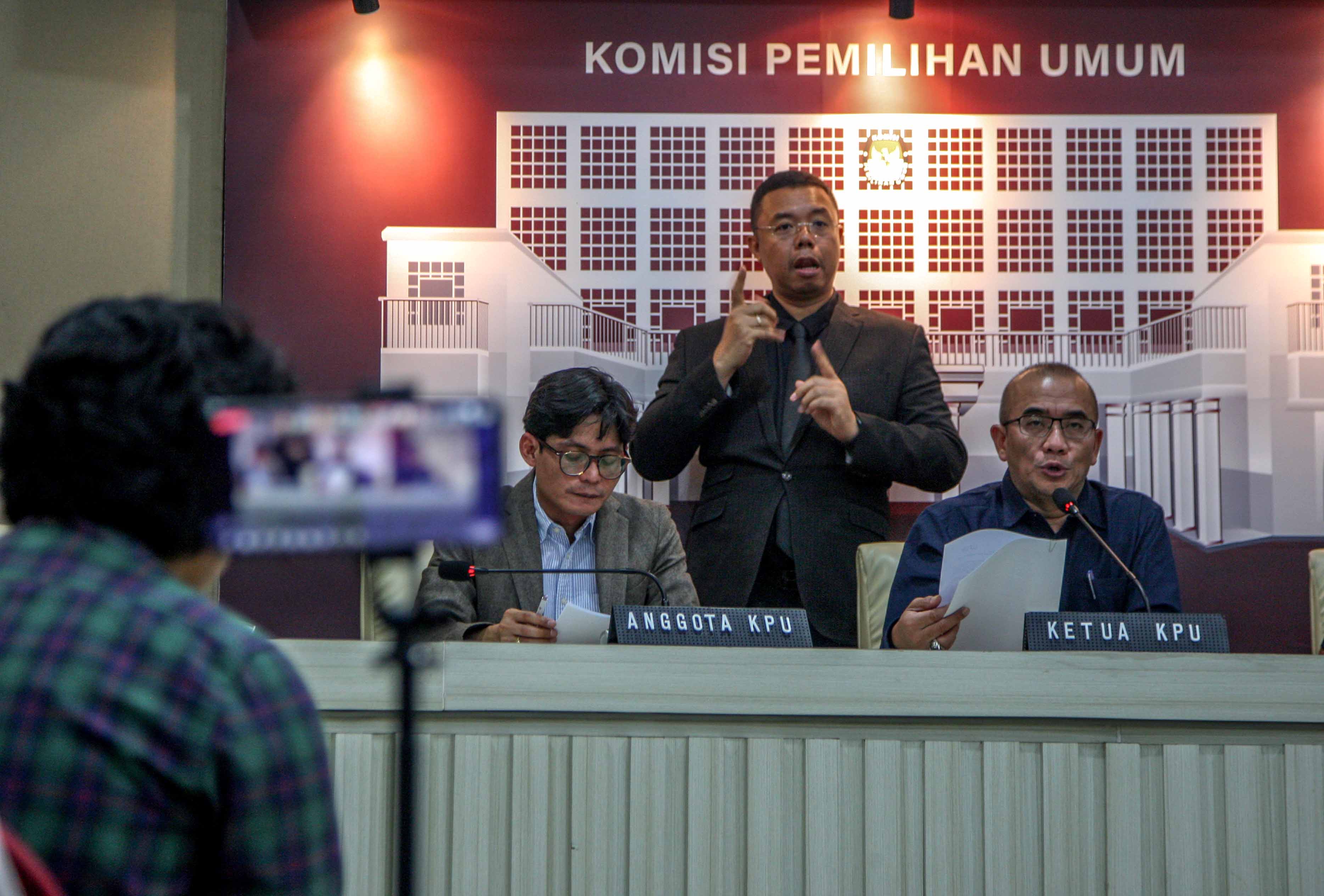 Ketua KPU Hasyim Asy'ari (kanan) didampingi Anggota KPU August Mellazs dalam konferensi pers Selasa (26/12).