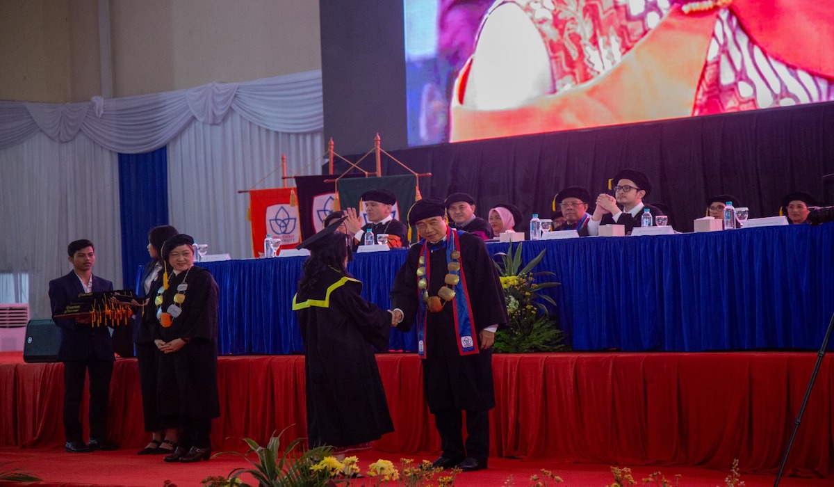 Wisuda ke-19 President University