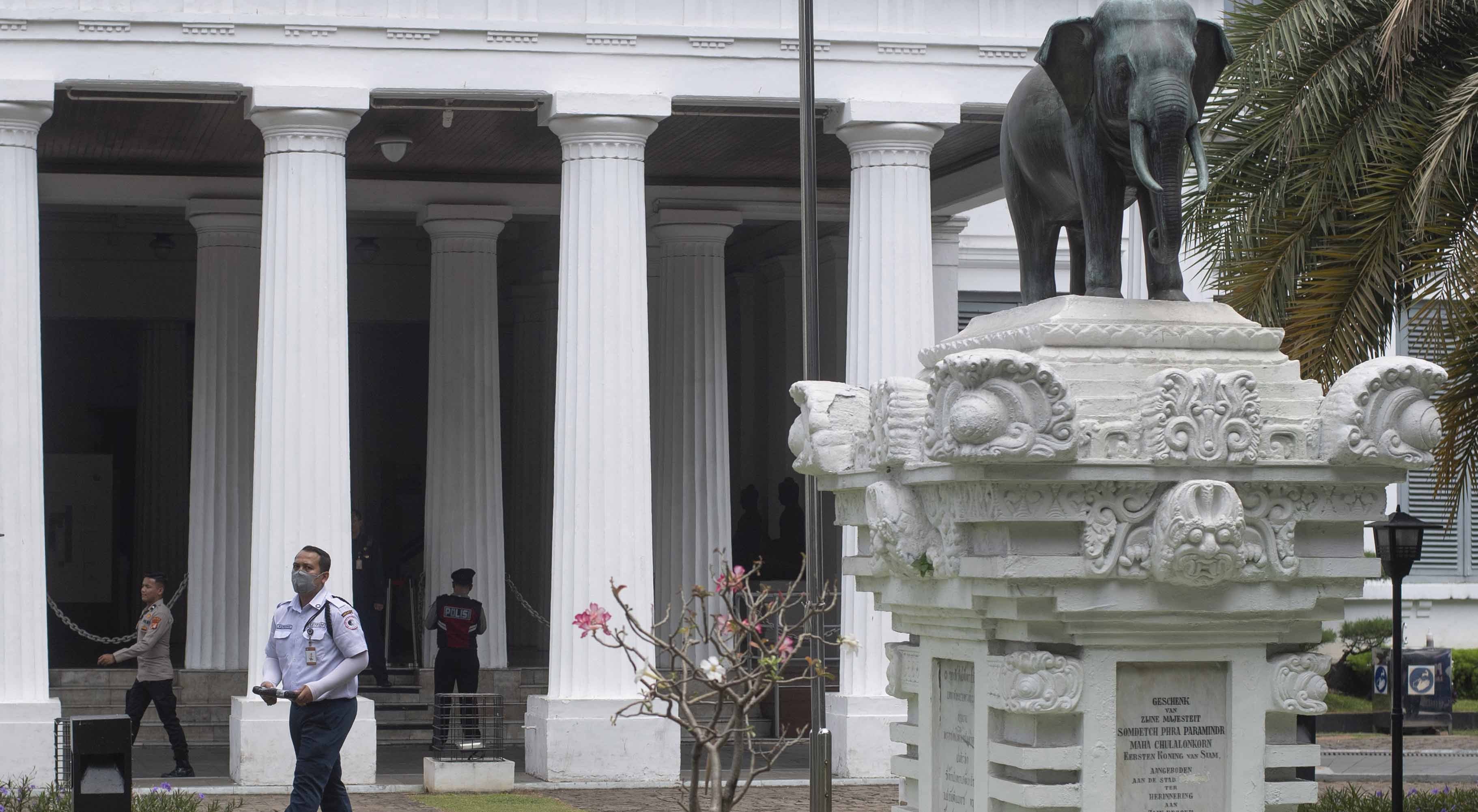 Petugas berjalan di samping patung gajah hadiah dari Raja Chulalongkorn di Museum Nasional Jakarta, Senin (18/9/2023)