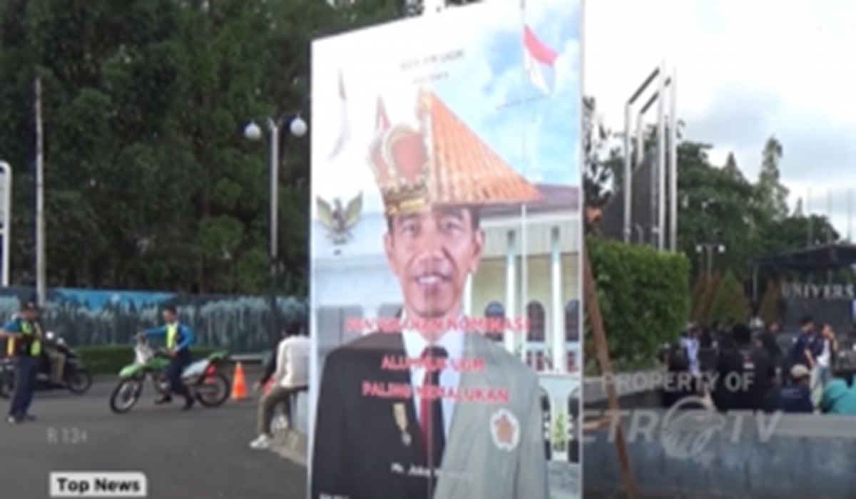 BEM KM UGM memasang banner bertuliskan 'Penyerahan Nominasi Alumnus UGM Paling Memalukan' dengan gambar Presiden Jokowi.