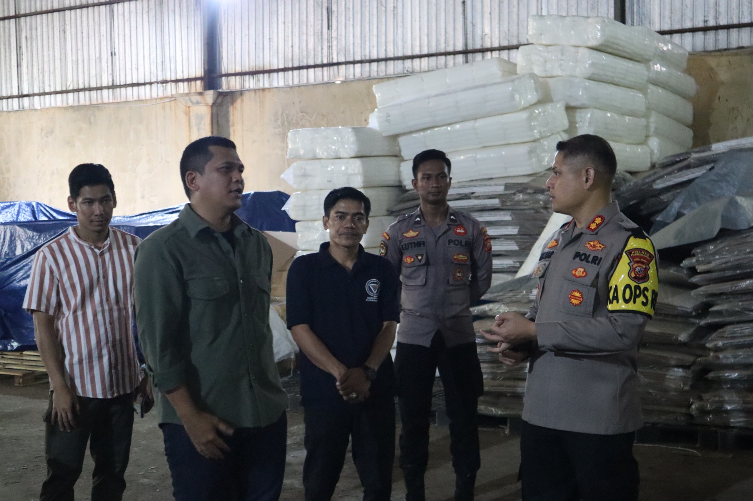 Kapolresta Purwakarta AKB Edwar Zulkarnain memeriksa gudang penyimpanan logistik pemilu