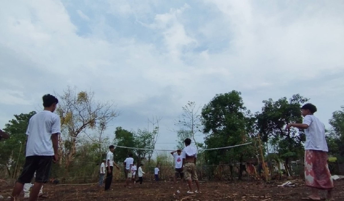 Relawan revitalisasi lahan kosong jadi lapangahn bola voli