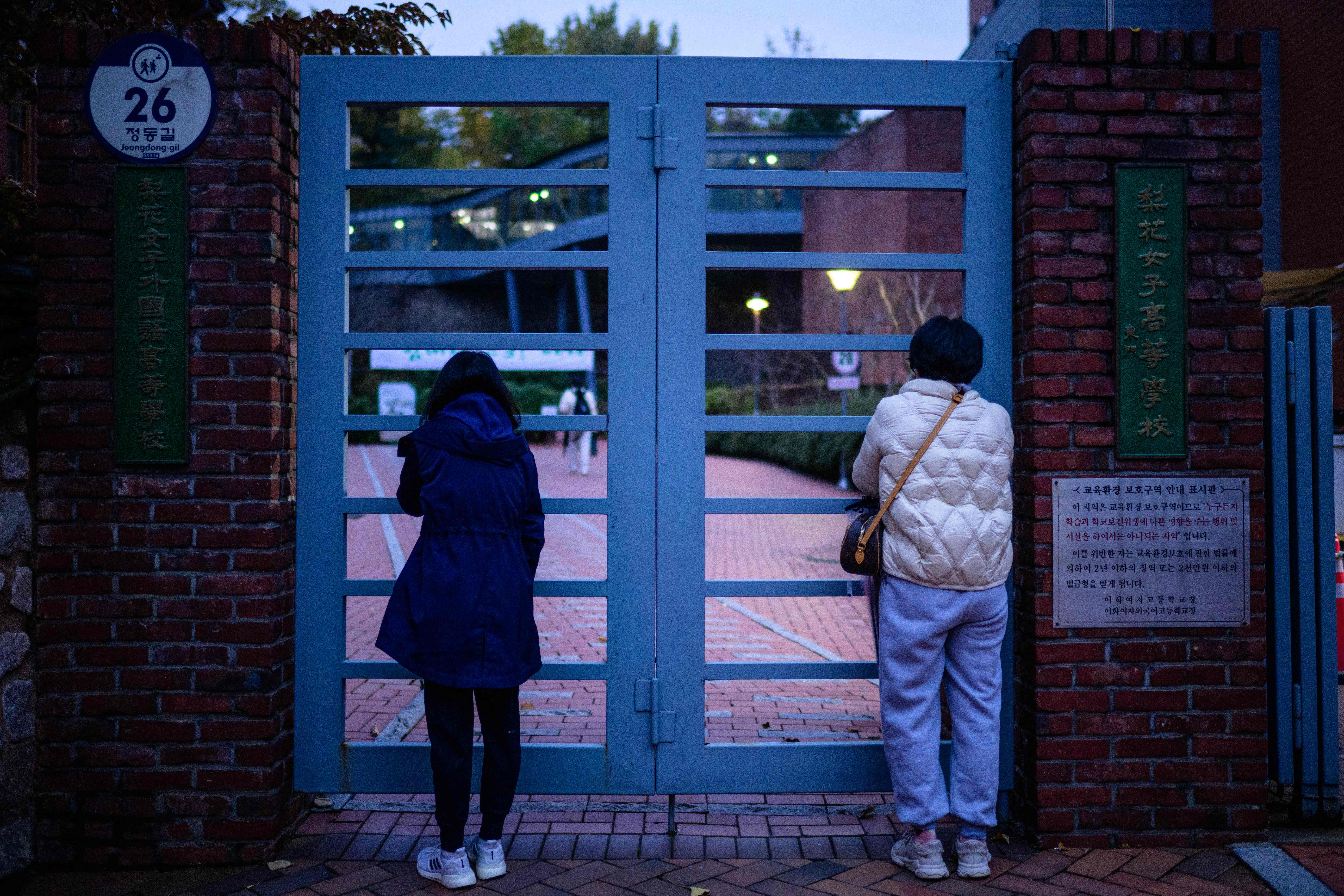Para Orang tua mengantar anaknya sampai gerbang sekolah di Seoul, Korsel.