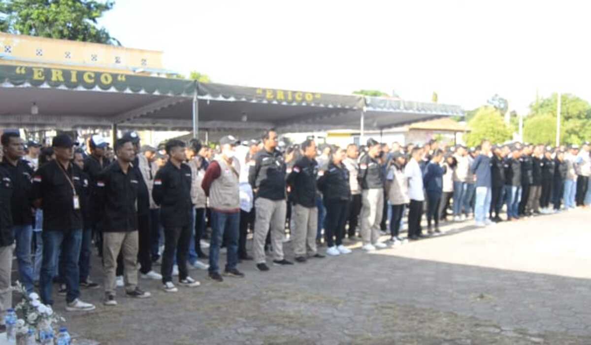 Anggota Panwaslu mengikuti  apel kesiapan di  Taman Kota Felix Fernandez Larantuka, NTT.