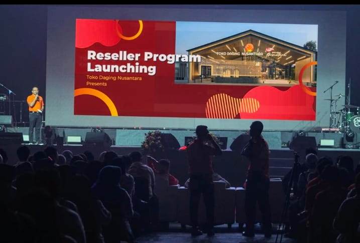 Direktur Utama PT SNJ Dimas Wibowo memperkenalkan program baru dari Toko Daging Nusantara pada HUT ke-26 SNJ, di Jakarta.