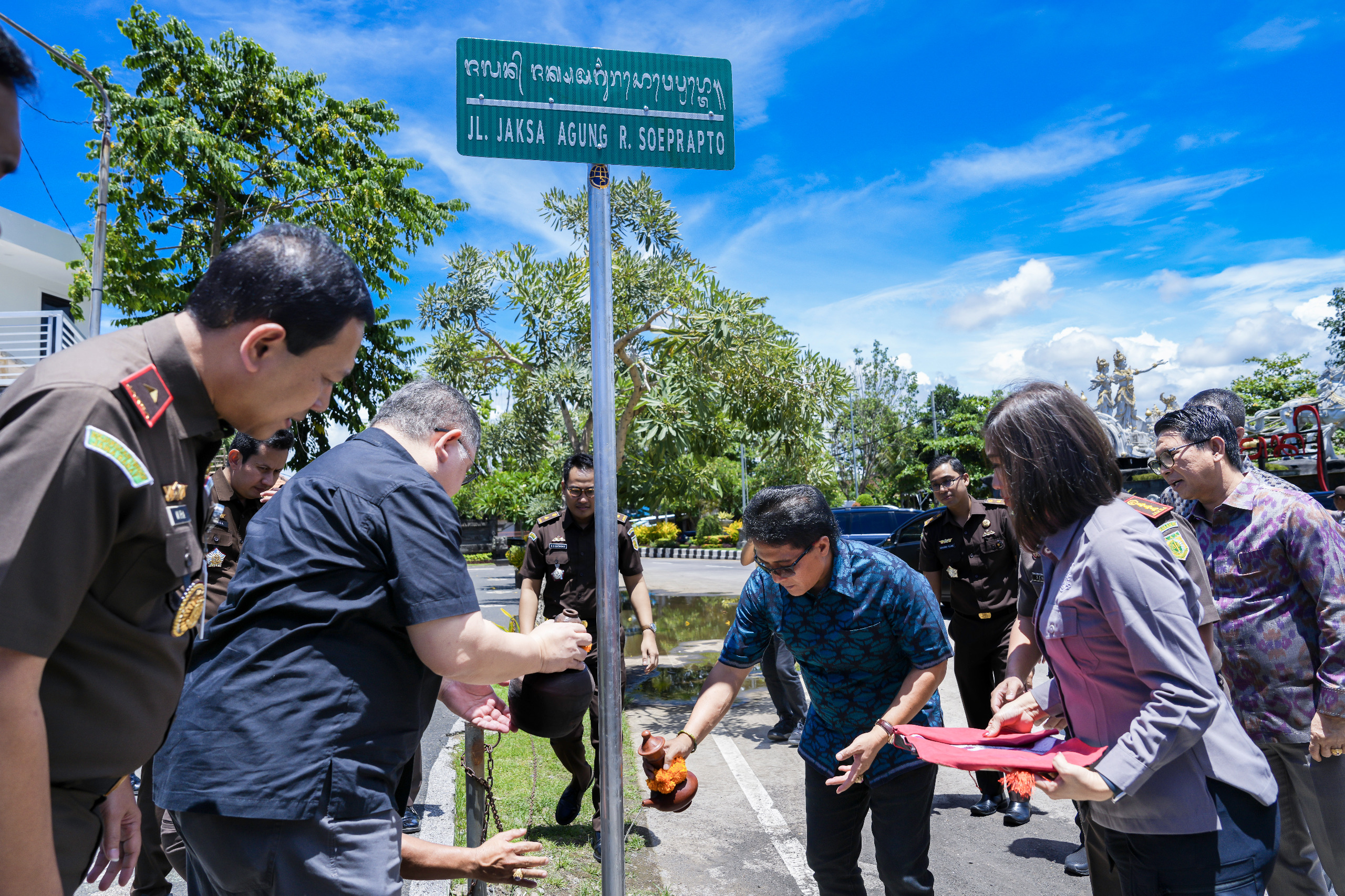 Pengukuhan nama Jalan Jaksa Agung R. Soeprapto oleh Kepala Kejaksaan Tinggi Bali R. Narendra Jatna,  di Mengwi Badung, Bali.