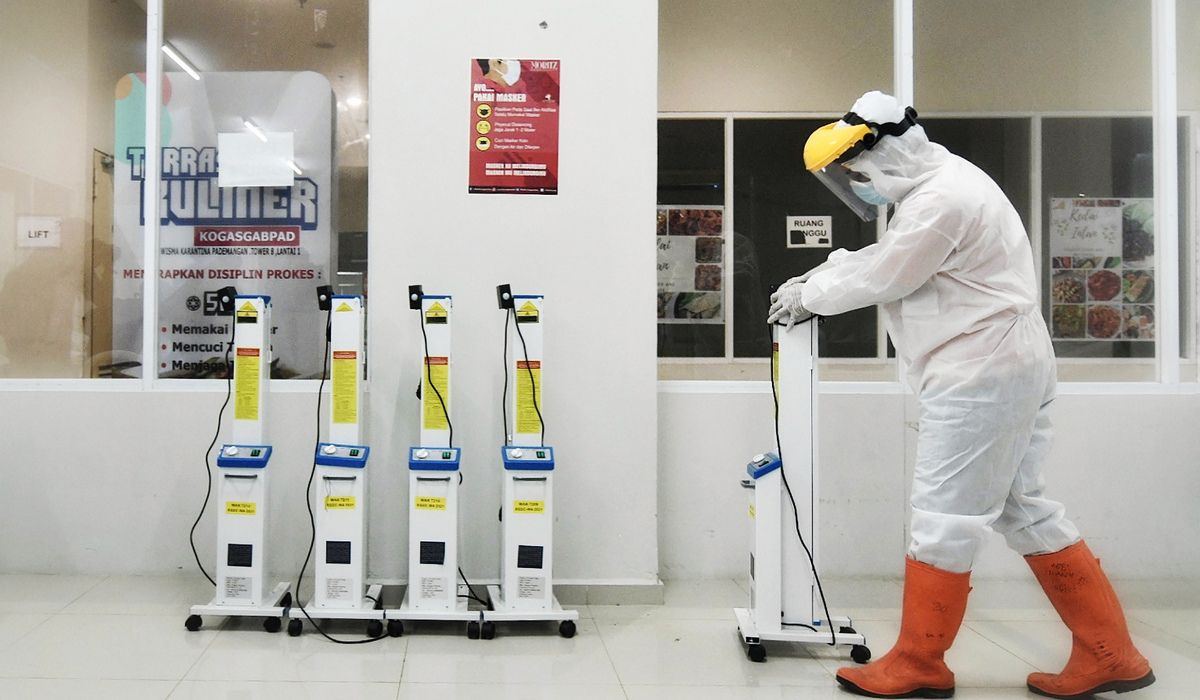 Ilustrasi: tenaga kesehatan menggunakan APD di Wisma Atlet, Pademangan, Jakarta.