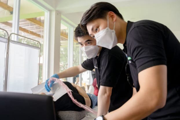 Sesi pemeriksaan kesehatan dalam acara bakti sosial di Pulau Payung, Kepulauan Seribu, pada Minggu (7/1).