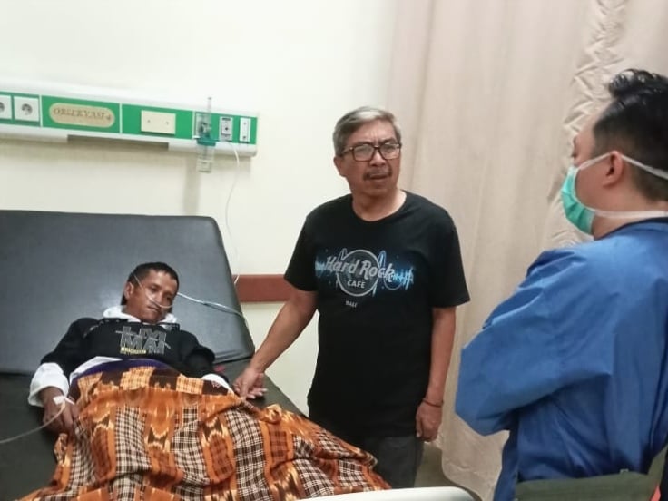 Dindin, warga Desa Wangunjaya, Cikalongwetan, Bandung Barat, menjalani perawatan di RSUD Cikalongwetan akibat disambar petir.