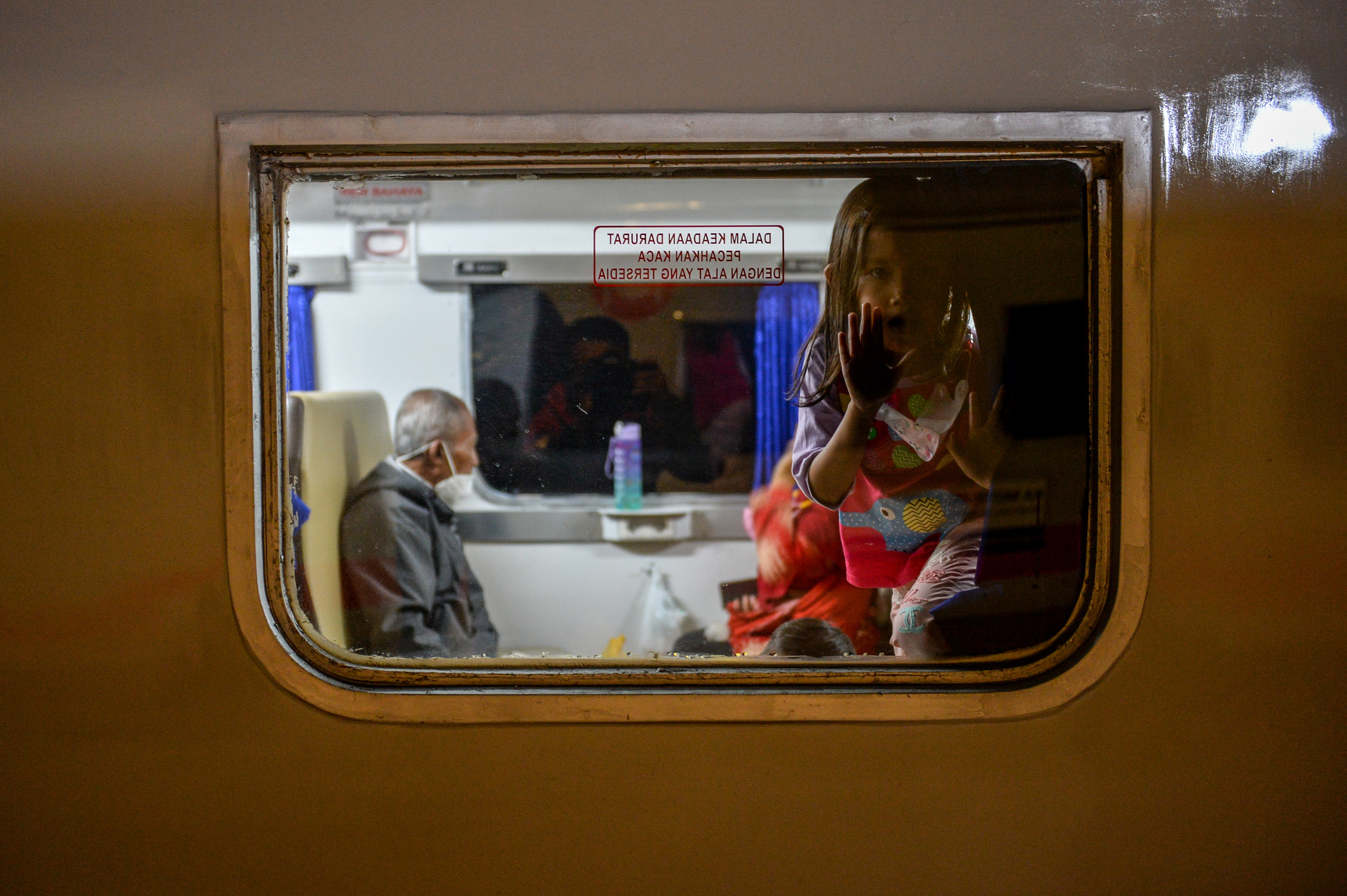 Penumpang kereta api di Stasiun Kiaracondong, Kota Bandung