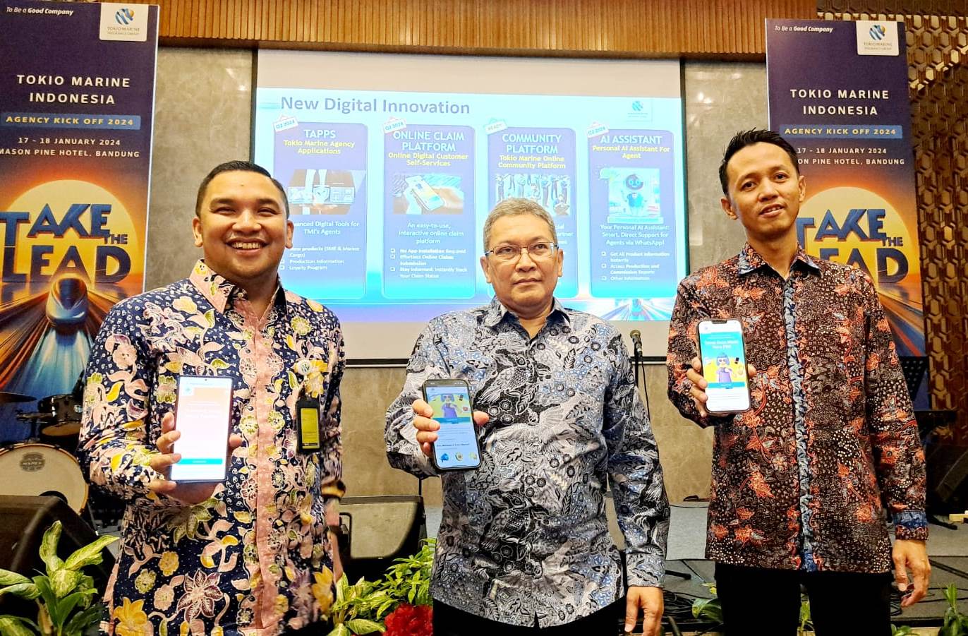 (Kiri ke kanan) Head of Agency Department Doddy Dwi S Sinaga, Presdir TMI Sancoyo Setiabudi, dan Head of Digital Strategy Foster Kurniawan.