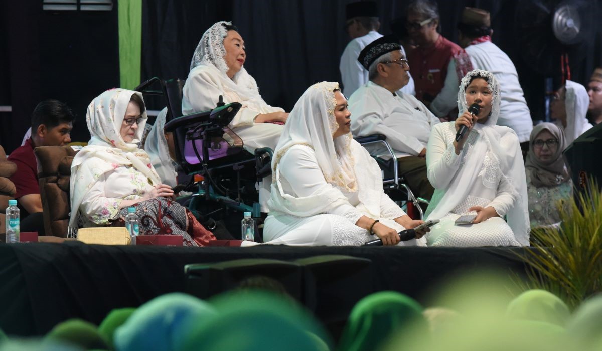 Istri almarhum Gus Dur Shinta Nuriyah Wahid (kedua kiri) pada peringatan haul ke-14 Gus Dur