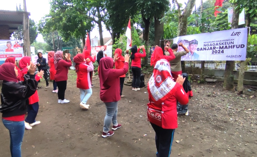 Sejumlah ibu dan kader PDIP menggelar flashmob di Alun-alun Lembang, Kabupaten Bandung Barat