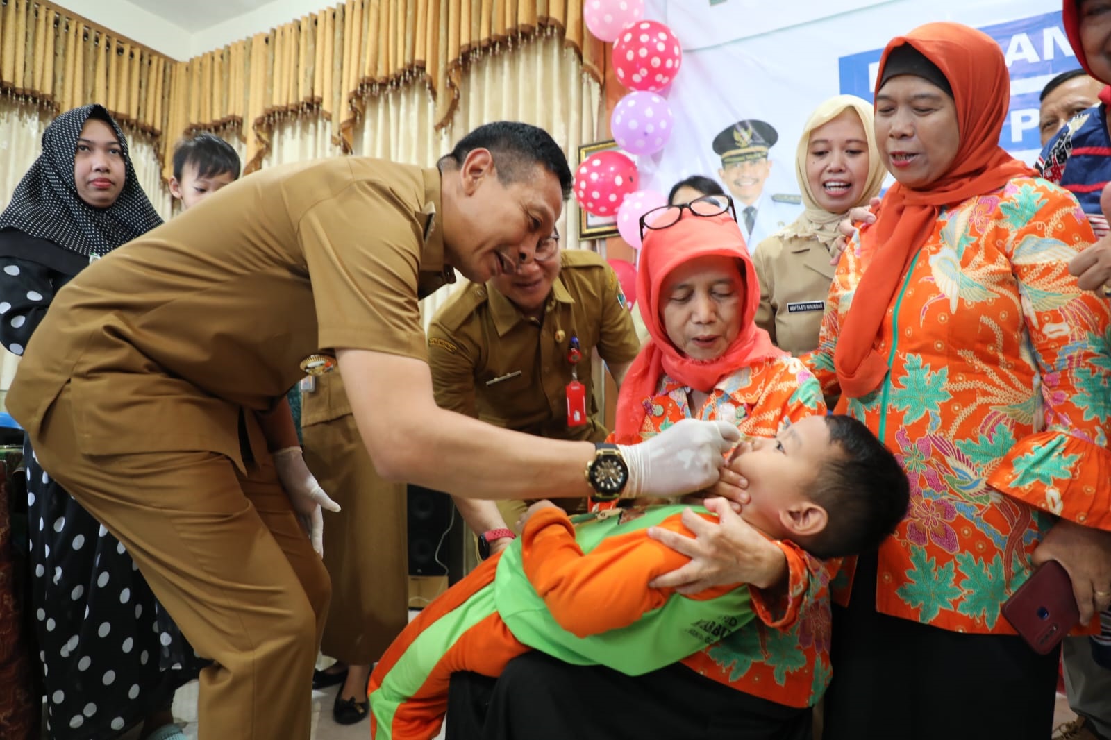 Penjabat Wali Kota Malang Wahyu Hidayat meneteskan vaksin polio pada siswa dan balita saat memulai Sub Pekan Imunisasi Nasional (PIN) Polio 