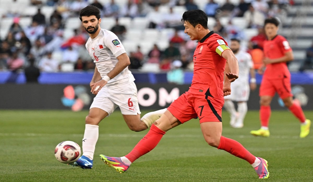Kapten timnas Korsel Son Heung Min (kanan) di laga Piala Asia melawan Bahrain