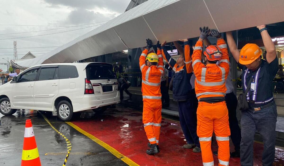 Hujan Lebat, Kanopi di Stasiun Yogyakarta Patah Timpa Mobil.