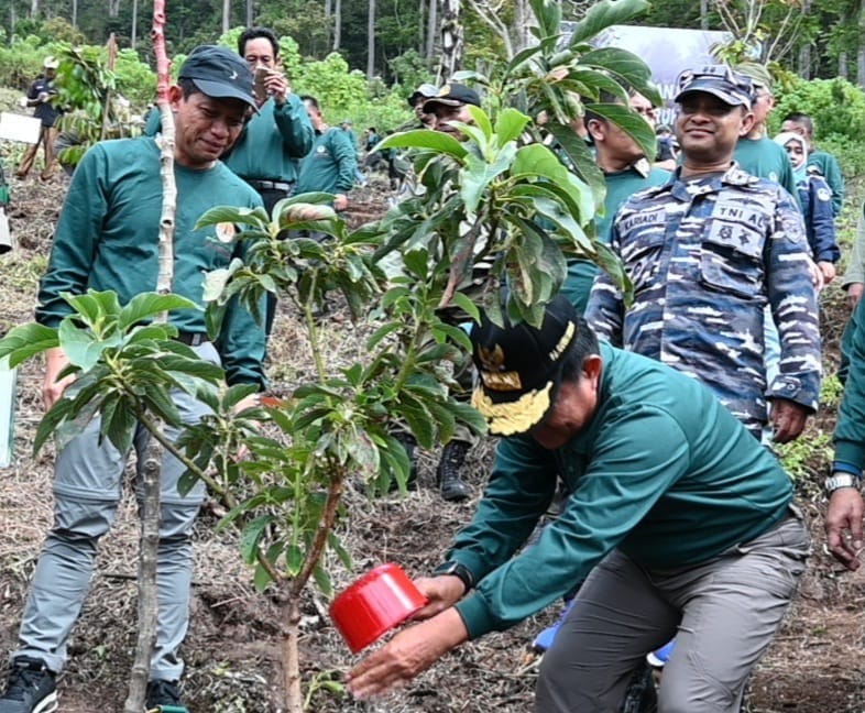 Dirjen PKTL KLHK Dr Hanif Faisol Nurofiq bersama Pj Gubernur Sumatera Utara (topi kanan) saat penanaman pohon di areal KTH Sipolha Nauli.