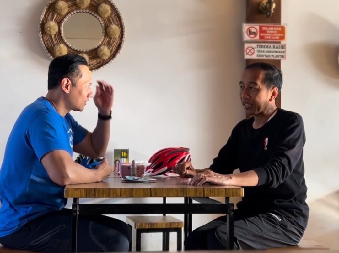 Presiden Joko Widodo berbincang dengan Ketua Umum Partai Demokrat AHY di sebuah rumah makan di Yogyakarta.