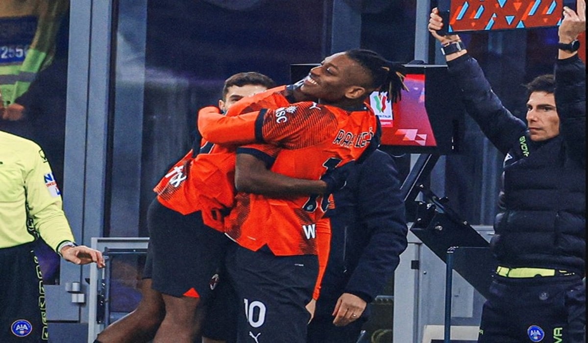 Rafael Leao (kanan) melakukan selebrasi usai mencetak gol ke gawang Cagliari di laga Coppa Italia.